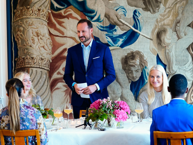 Kronprins Haakon taler til de 20 ungdommene som var invitert for å feire Kronprinsparets Fonds 20-årsjubileum. Foto: Lise Åserud / NTB